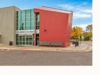 الجزء الخارجي لمكتبة فرع روس يونيفرسيتي هيلز